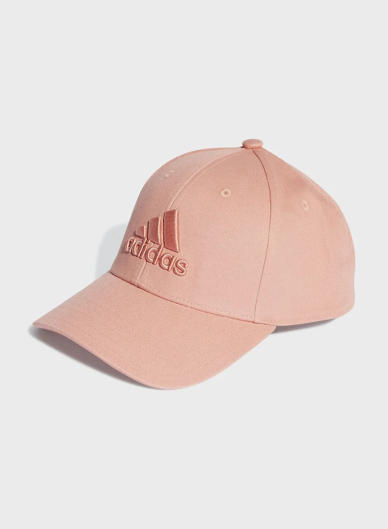 adidas قبعة بيسبول ذات شعار كبير بنفس اللون
