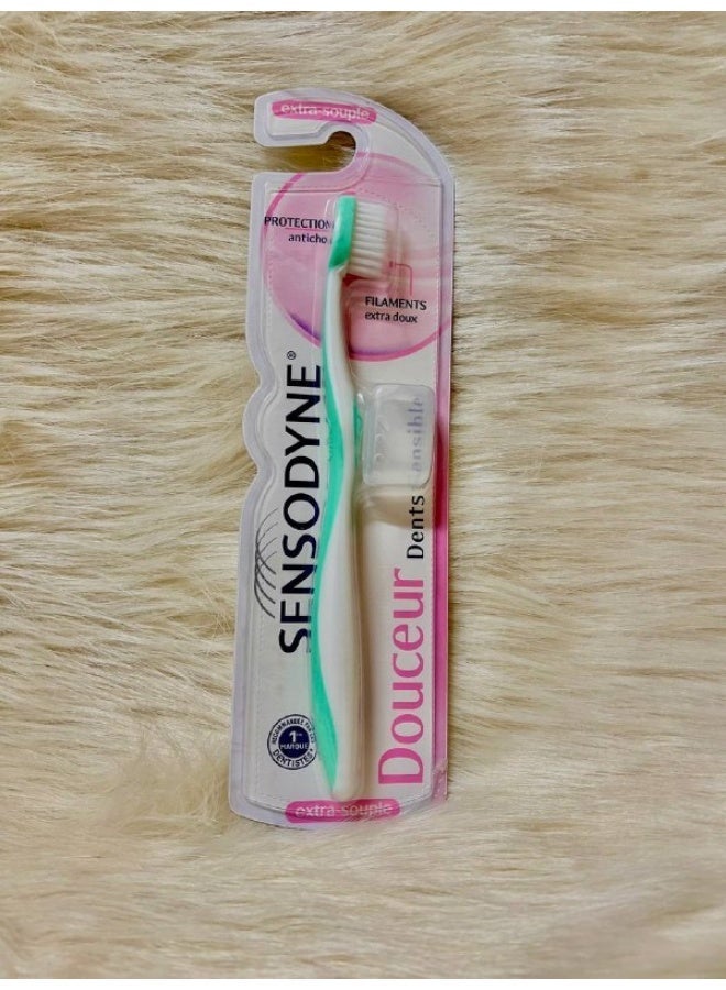 Sensodyne Extra souple Dents Sensitive Teeth Toothbrush Multi-Colour (Packaging may vary) - Image 2