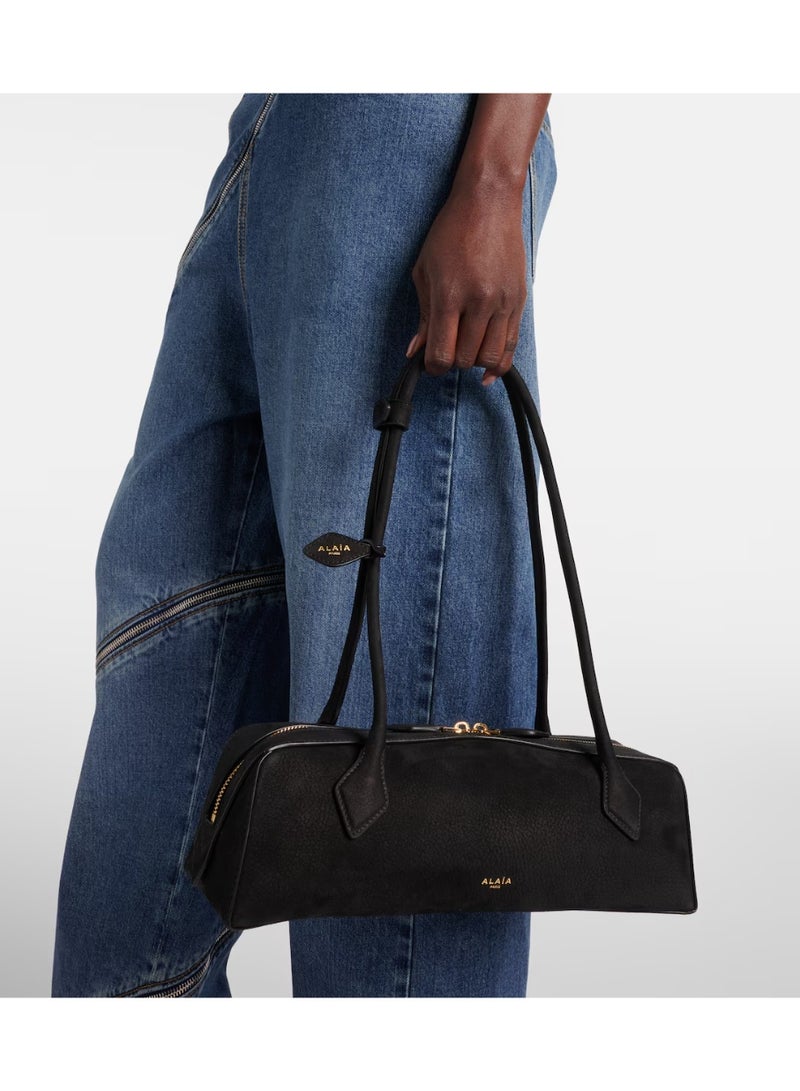 عاليا باريس حقيبة كحقيبة الكتف "لو تيكل" متوسطة الحجم من أليا، مصنوعة من جلد السويد المرن، تتميز بتصميم أنيق ومقابض علوية طويلة منحوتة. سحاب مزدوج لسهولة الفتح والإغلاق، وتصميم الجيب الداخلي يوفر مساحة تخزين منظمة، مما يضفي عليها لمسة كلاسيكية ساحرة مع الحفاظ على طابع عصري.تف "لو تيكل" متوسطة الحجم من جلد السويد من أليا - Image 2