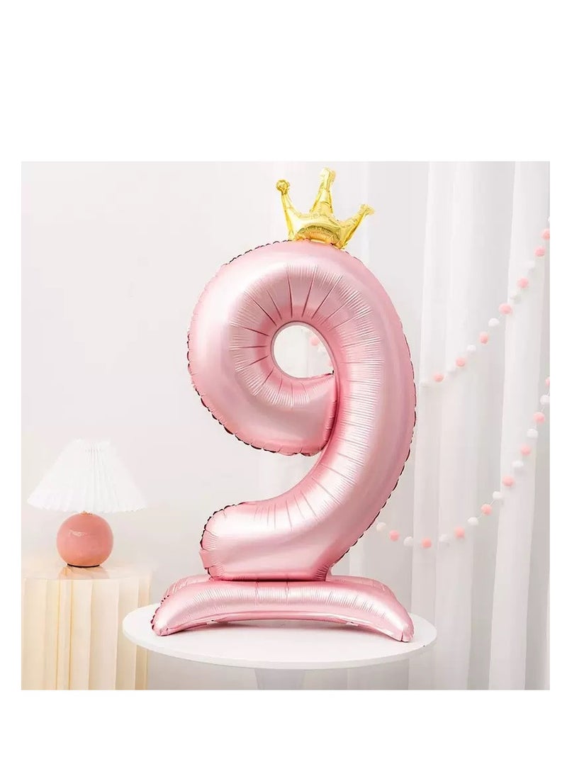 بالون وردي كبير رقم 9 مع تاج وقاعدة، ديكور عيد ميلاد - Image 1