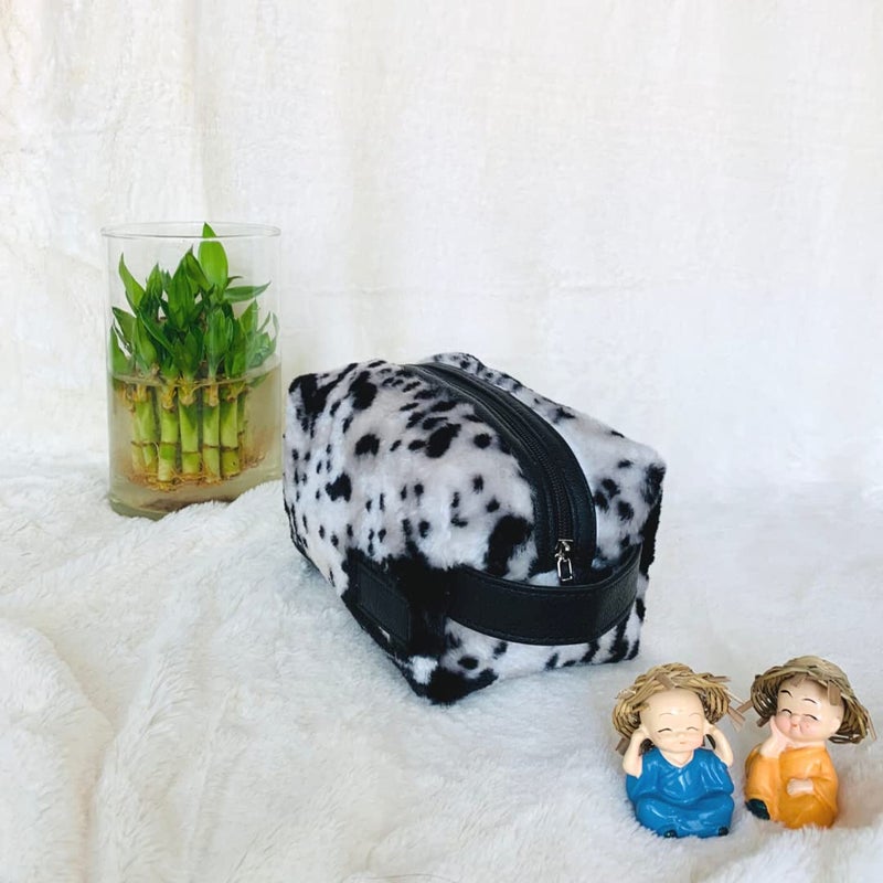 STRUTT حقيبة مستحضرات التجميل الفرو، حقيبة مجوهرات، حقيبة تجميل، حقيبة مكياج، بحجم متوسط II واسعة II خفيفة الوزن II أنيقة DOPP للنساء (أسود وأبيض) - Image 5