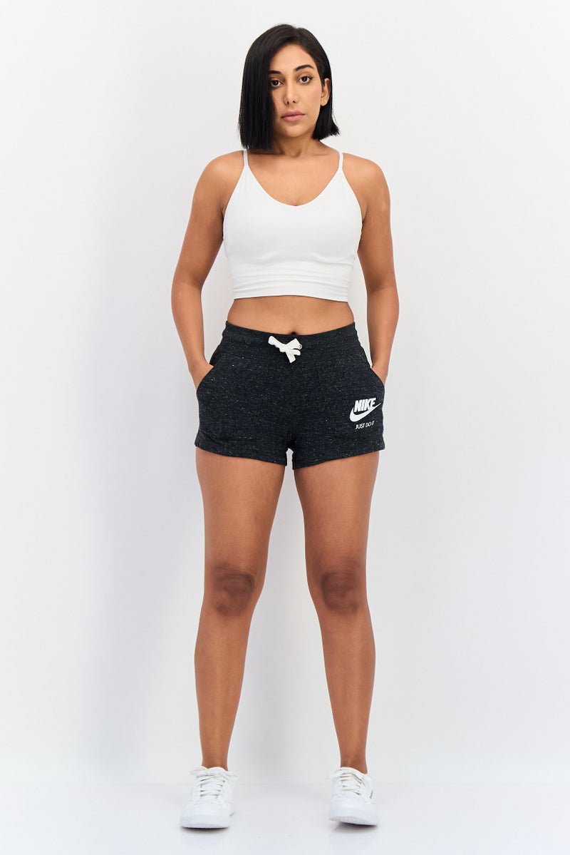 Nike شورتات تدريب رياضية للنساء بشعار العلامة التجارية، رمادي داكن - Image 4