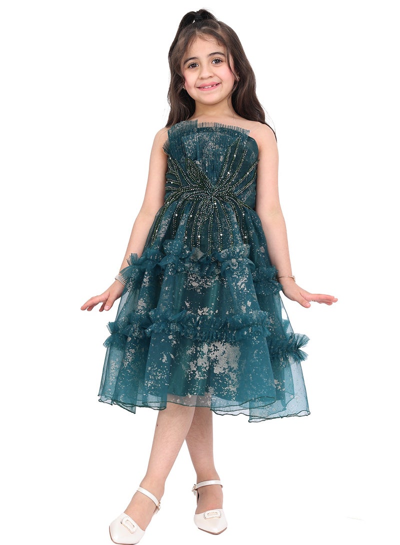 مودرن ديزاين فستان أطفال أنيق يتميز بتطريز ناعم وأنيق على منطقة الصدر والخصر مما يمنحه لمسة ناعمة وأنيقة - Image 1