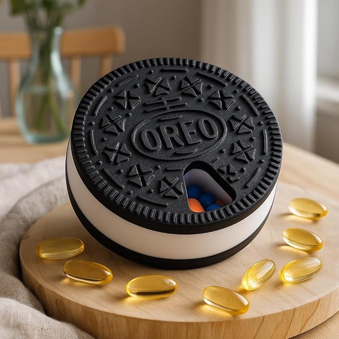 منظم حبوب على شكل أوريو - حافظة حبوب تكفي 7 أيام للفيتامينات والأدوية | علبة حبوب سفر محمولة | تصميم أنيق وبسيط للحبوب والمكملات الغذائية والأقراص (كبير) - Image 3