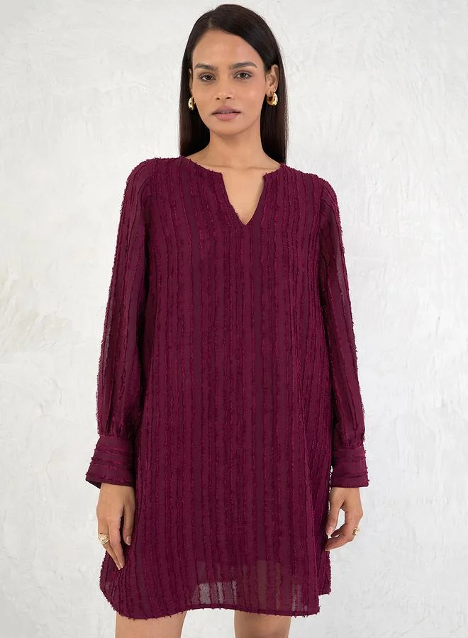 فيميلا Femmella Burgundy Textured Notch Neck Shift Mini Dress