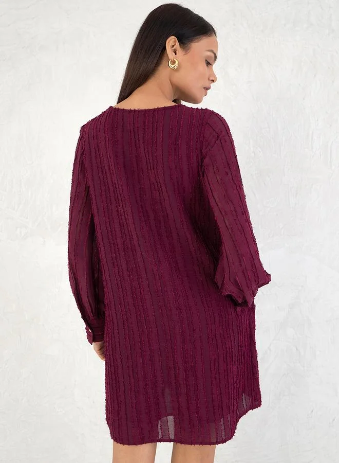 فيميلا Femmella Burgundy Textured Notch Neck Shift Mini Dress