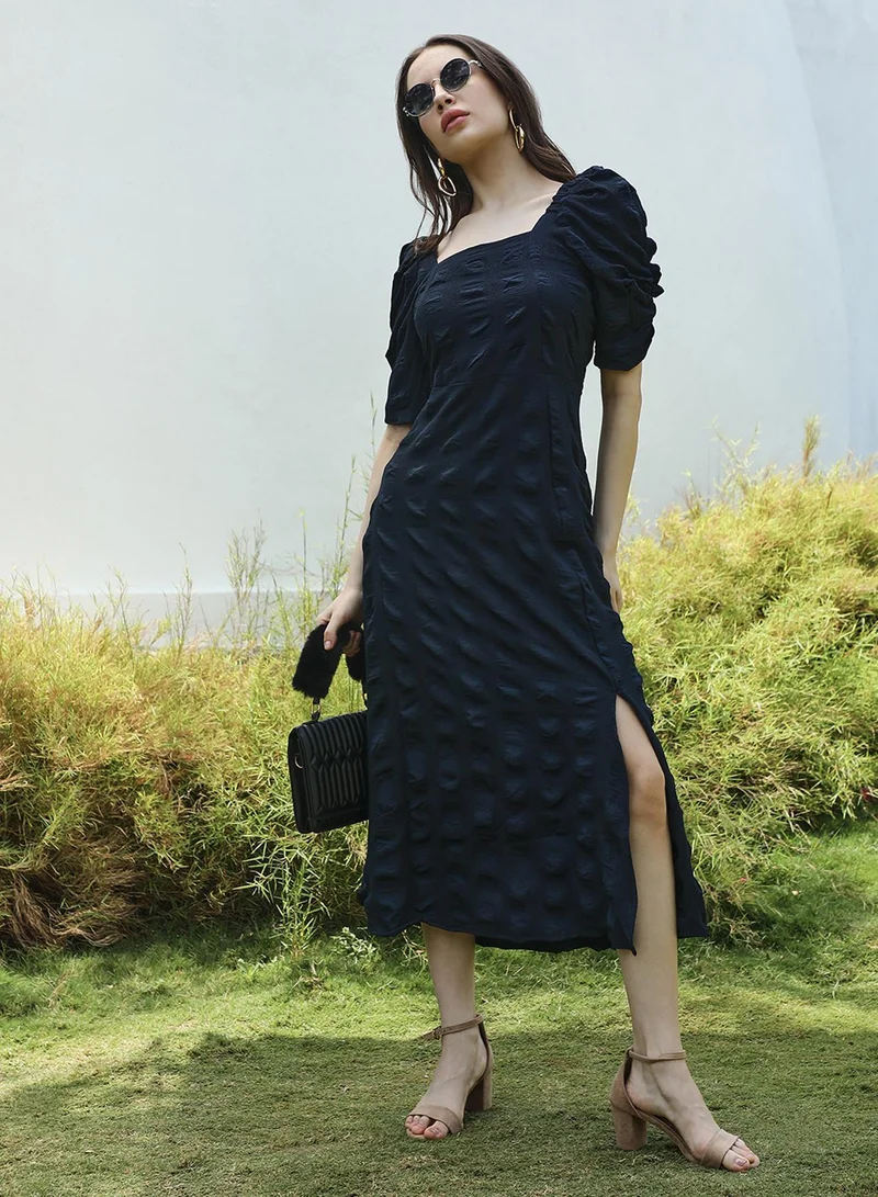 بينيا كولادا فستان نسائي أزرق كحلي مجعد مع تفاصيل شق