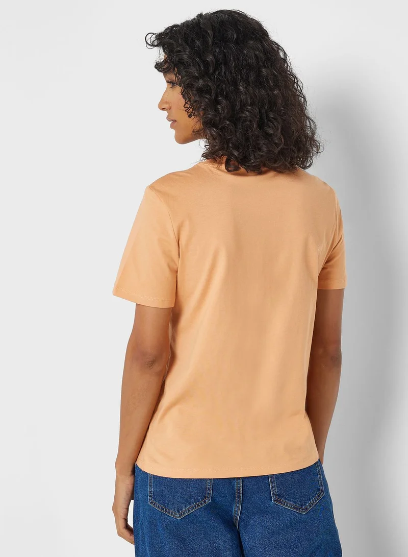 بيسز تيشيرت مزين بطبعة نصية