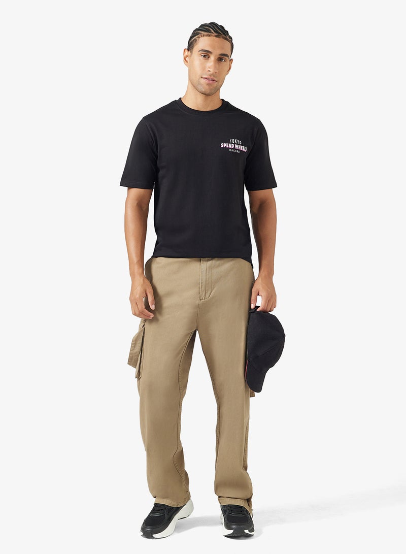 سفنتي فايف تيشيرت بطبعة جرافيك بقصة عادية - Image 4