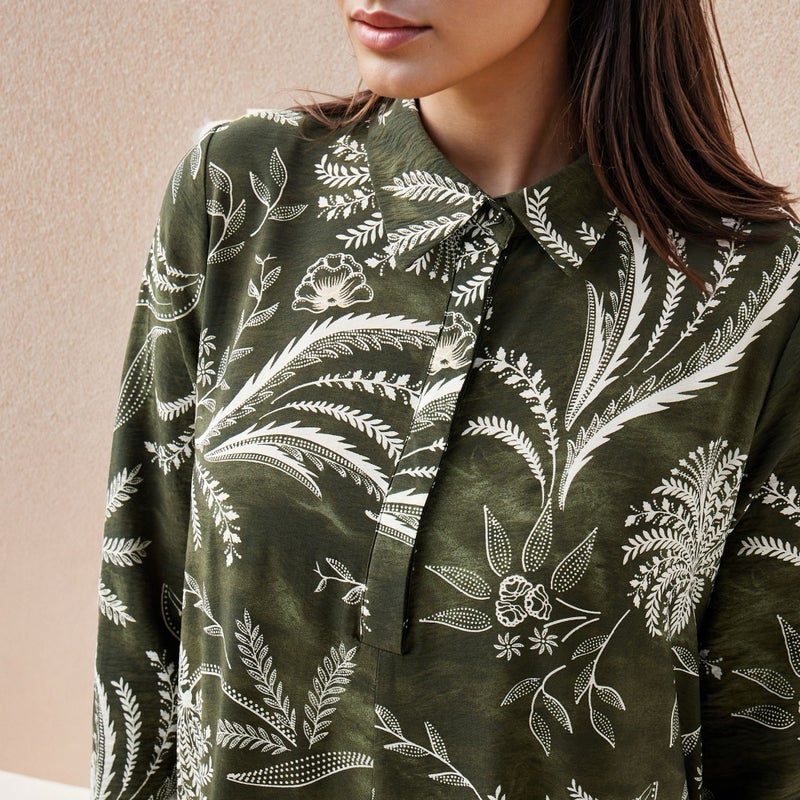 ايكونيك فستان ماكسي أيقوني بطبعة وياقة - Image 4