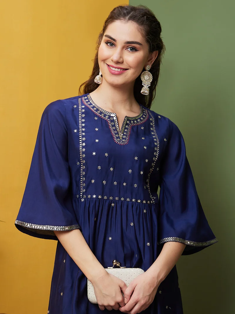 جلو باص جلوبس سنيكرز نسائي مطرز بالزهور والترتر بأكمام واسعة A-Line Kurta