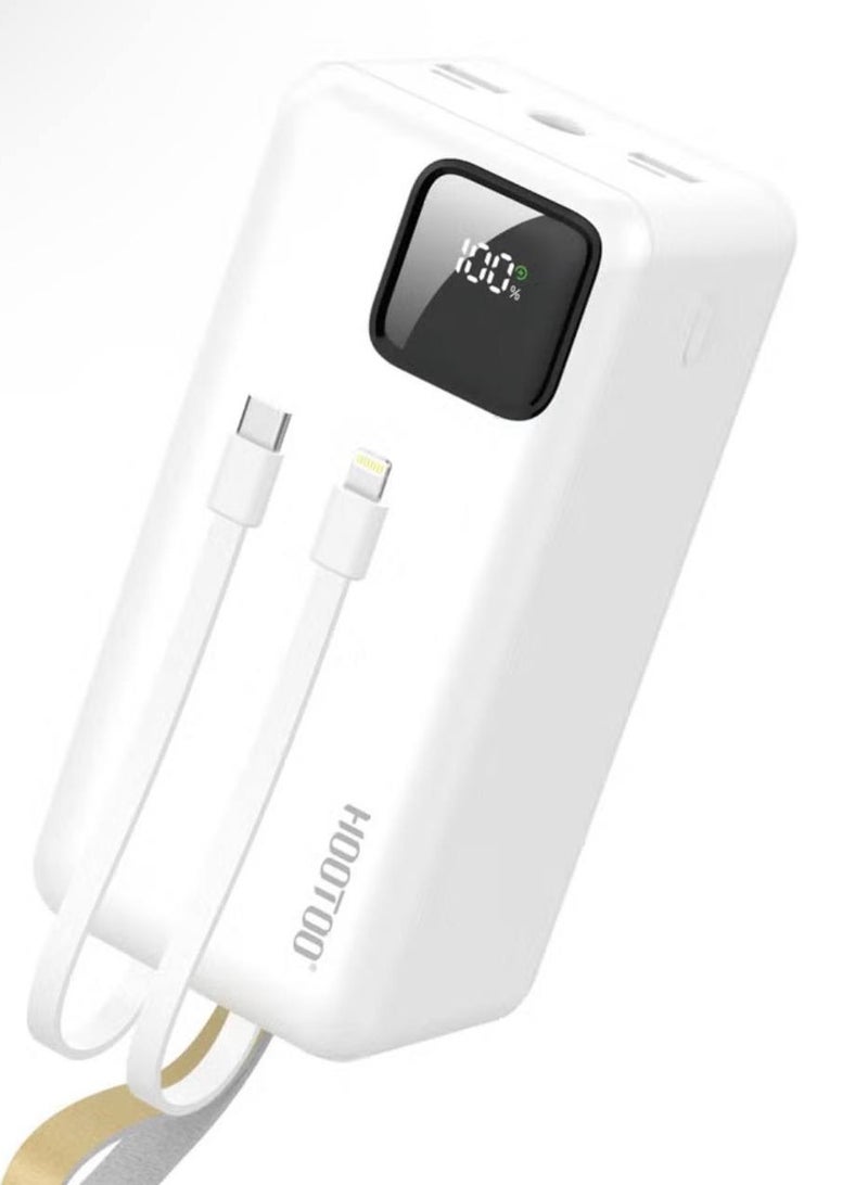 هوتو باور بانك Hootoo بسعة 50,000 مللي أمبير، مزود بـ3 مخارج (2 × USB-A و1 × USB-C) ومدخل Micro-USB، مع كابلين مدمجين، وشاشة رقمية لعرض مستوى البطارية، وشحن سريع بقدرة 22.5 واط، وكشاف LED، وحزام للحمل – أبيض - Image 1