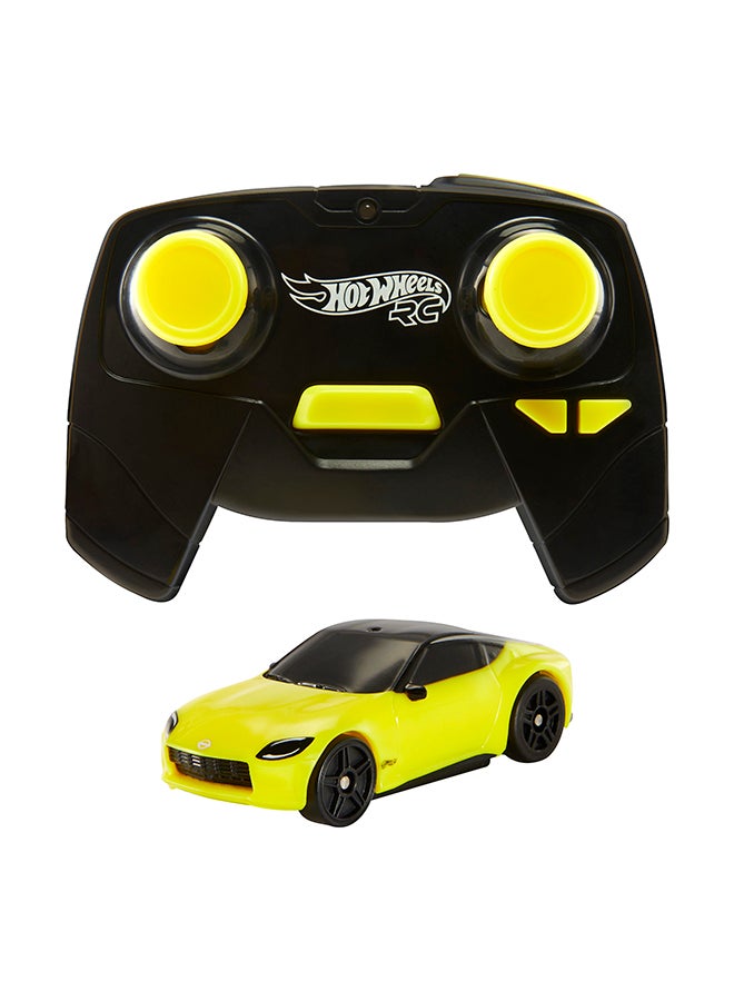 Hot Wheels 1:64 Scale Nissan Z, Battery-Powered RC Car for On- or Off-Track Play - Image 1