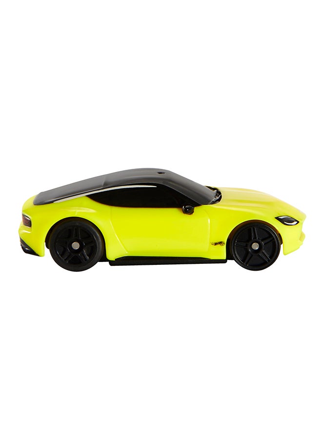 Hot Wheels 1:64 Scale Nissan Z, Battery-Powered RC Car for On- or Off-Track Play - Image 3