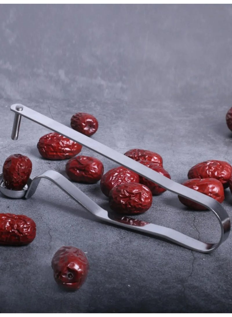 اداة ازالة نوى التمر مصنوعه من الفولاذ المقاوم للصدأ مصمم بمقبض مريح مثالي لتحضير التمر المحشي والحلويات ووجبات رمضان. - Image 4