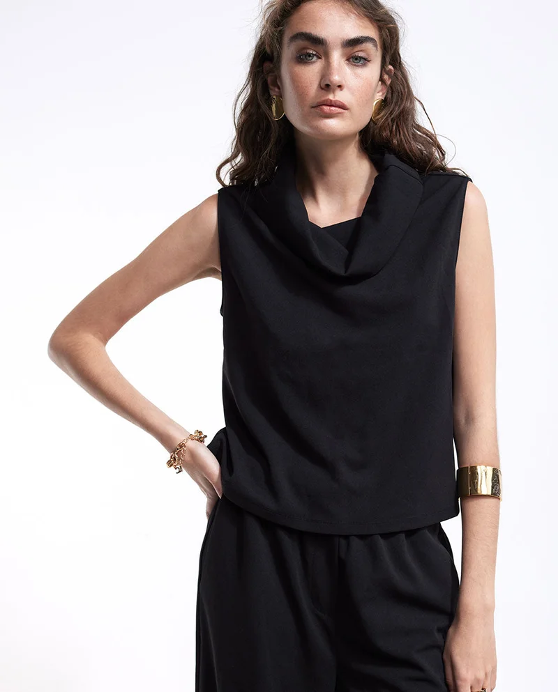 لولا كساديمونت بلوزة مكشوف الكتفين