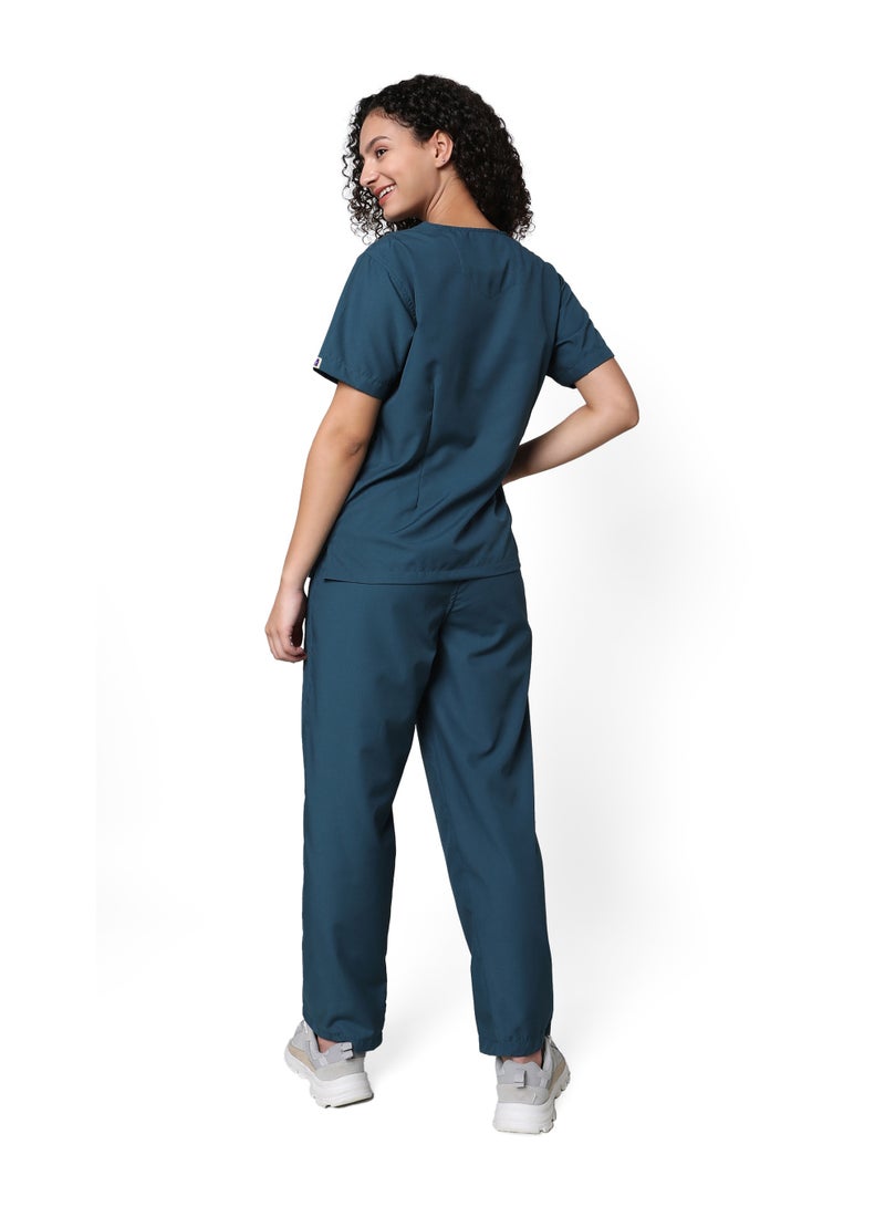 KNYA زيّ طبي نسائي كلاسيكي من KNYA بخمسة جيوب | ياقة على شكل حرف V | تصميم مرن ومريح للجزء العلوي والسفلي | جيوب يسهل الوصول إليها | زيّ موحد للأطباء | أخضر غامق (مقاس L) - Image 2