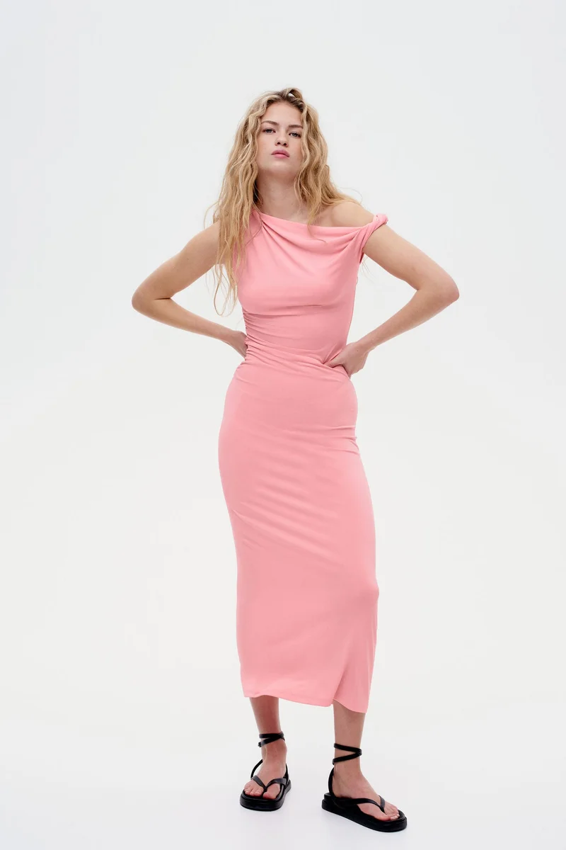 اتش اند ام فستان بكتف واحد وتفاصيل ملتوية