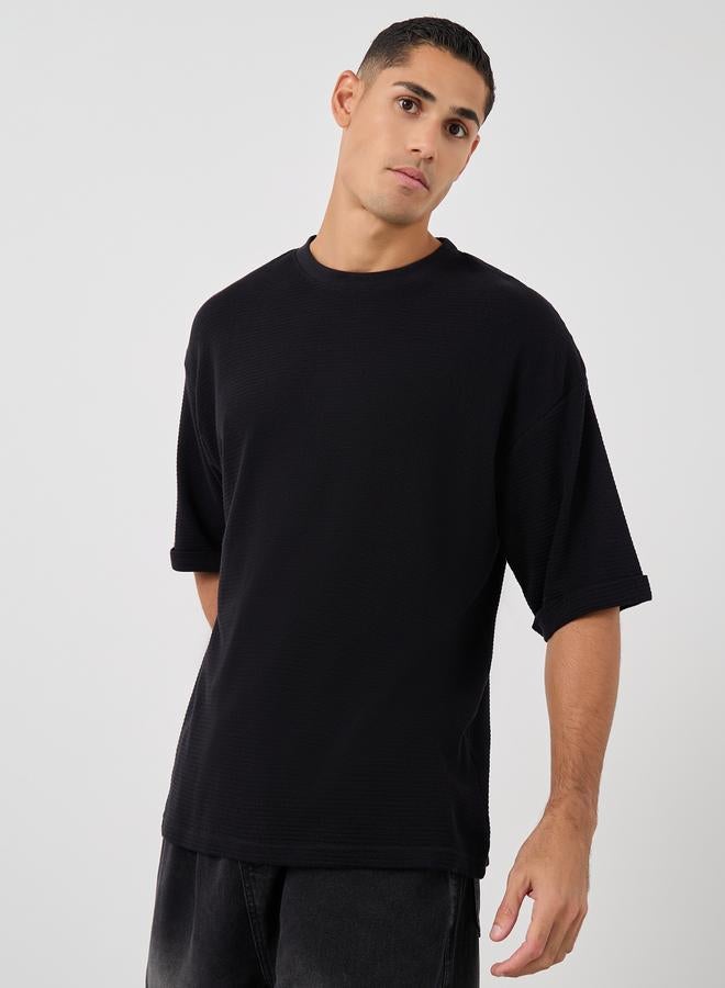 ستايلي تيشيرت واسع من قماش الوافل مع أكمام مطوية - Image 1