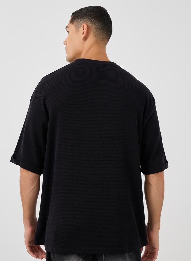 ستايلي تيشيرت واسع من قماش الوافل مع أكمام مطوية - Image 4