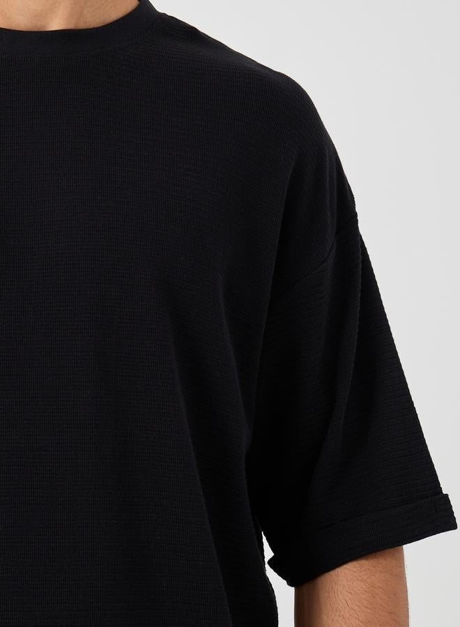 ستايلي تيشيرت واسع من قماش الوافل مع أكمام مطوية - Image 3