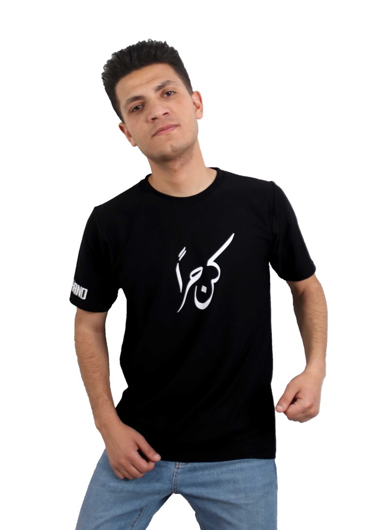 وان هاند تي شيرت قطن مطبوع "كن حرآ" كم قصير برقبه دائرية - اسود - Image 2