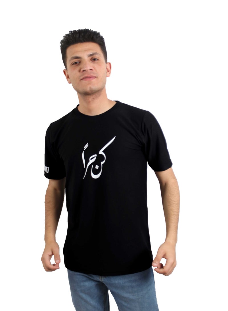 وان هاند تي شيرت قطن مطبوع "كن حرآ" كم قصير برقبه دائرية - اسود - Image 1