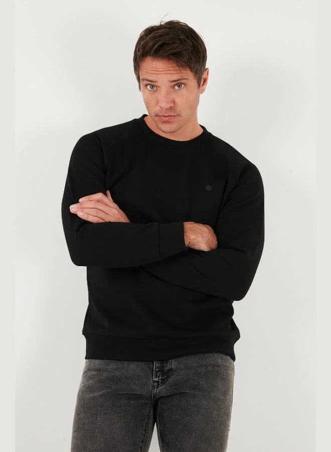 بوراتي بلوزة قطن مطاطي بقصة مريحة ورقبة دائرية للرجال