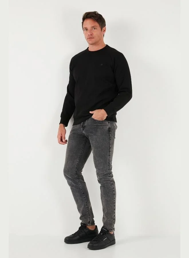 بوراتي بلوزة قطن مطاطي بقصة مريحة ورقبة دائرية للرجال