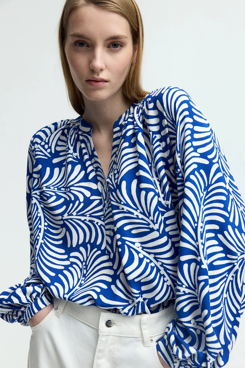 اتش اند ام بلوزة بأكمام واسعة