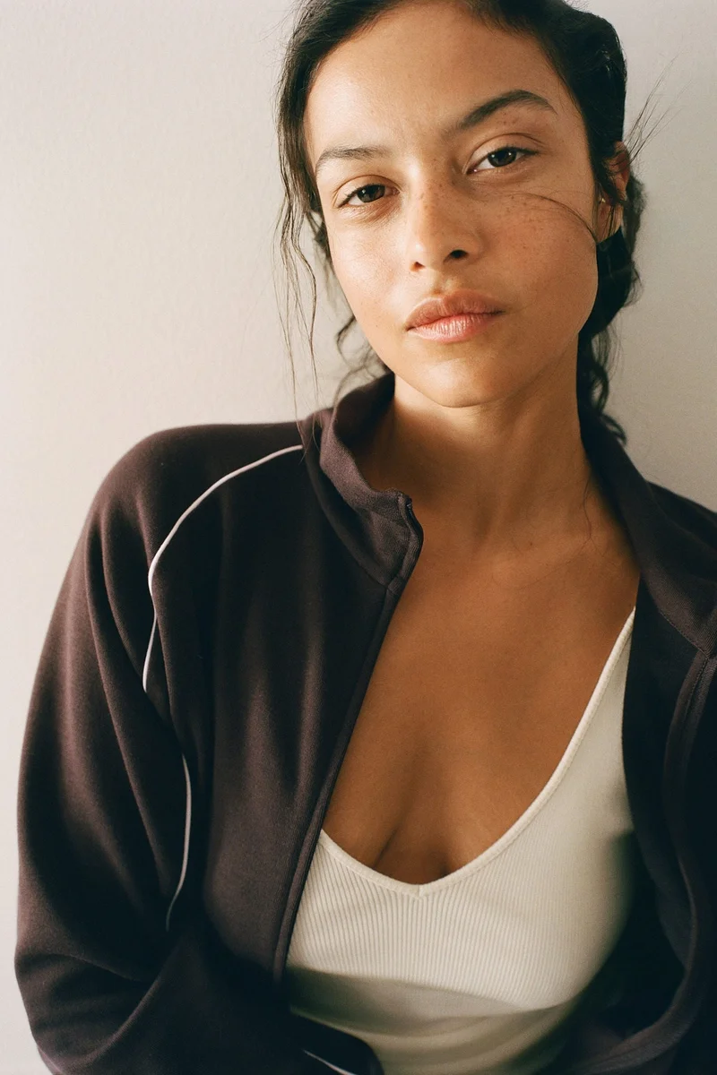 اتش اند ام جاكيت رياضي من قماش سكوبا