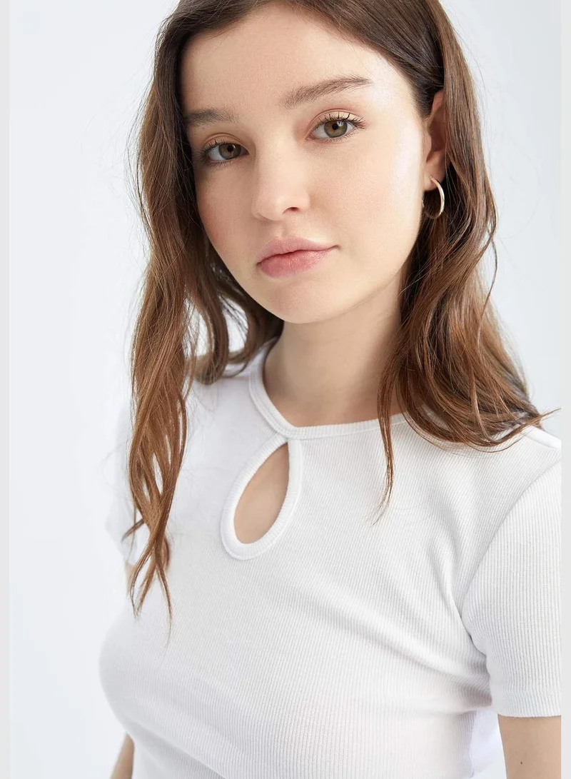 ديفاكتو Slim Fit Short Sleeve Cut Out Crop Top