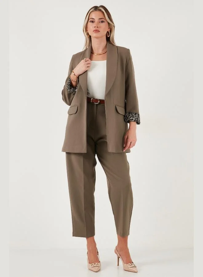 ليلا جاكيت بليزر نسائي ليلا بقصة عادية وياقة كلاسيكية وبطانة منقوشة وتفاصيل مميزة