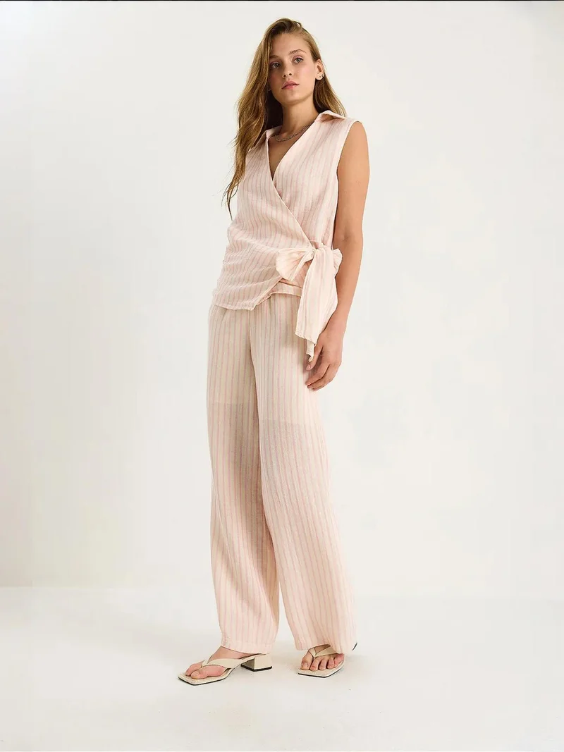 بيانكو لوتشي طقم قطعتين مخطط بياقة على شكل حرف  وأزرار وخصر مرتفع وأرجل واسعة من لوتشي