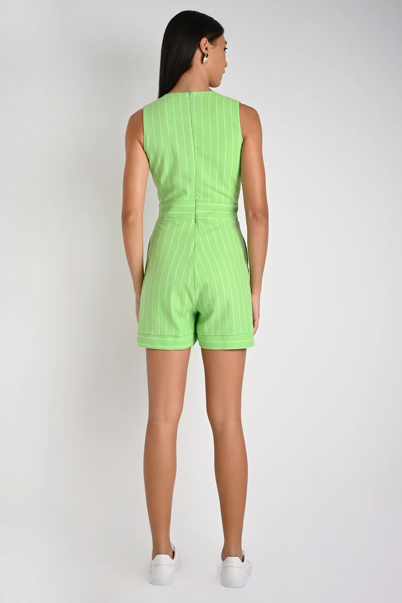 كارمن ستيفنز أفرول بفيونكة على الكتف مخطط بالأخضر