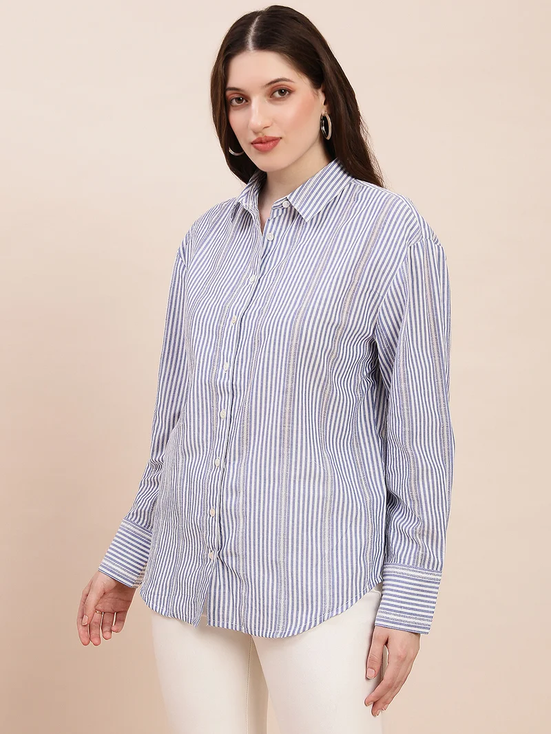 جلو باص قميص نسائي أزرق بياقة وأكمام بأزرار، مقلم، بفتحة خلفية غير متماثلة، بقصة واسعة