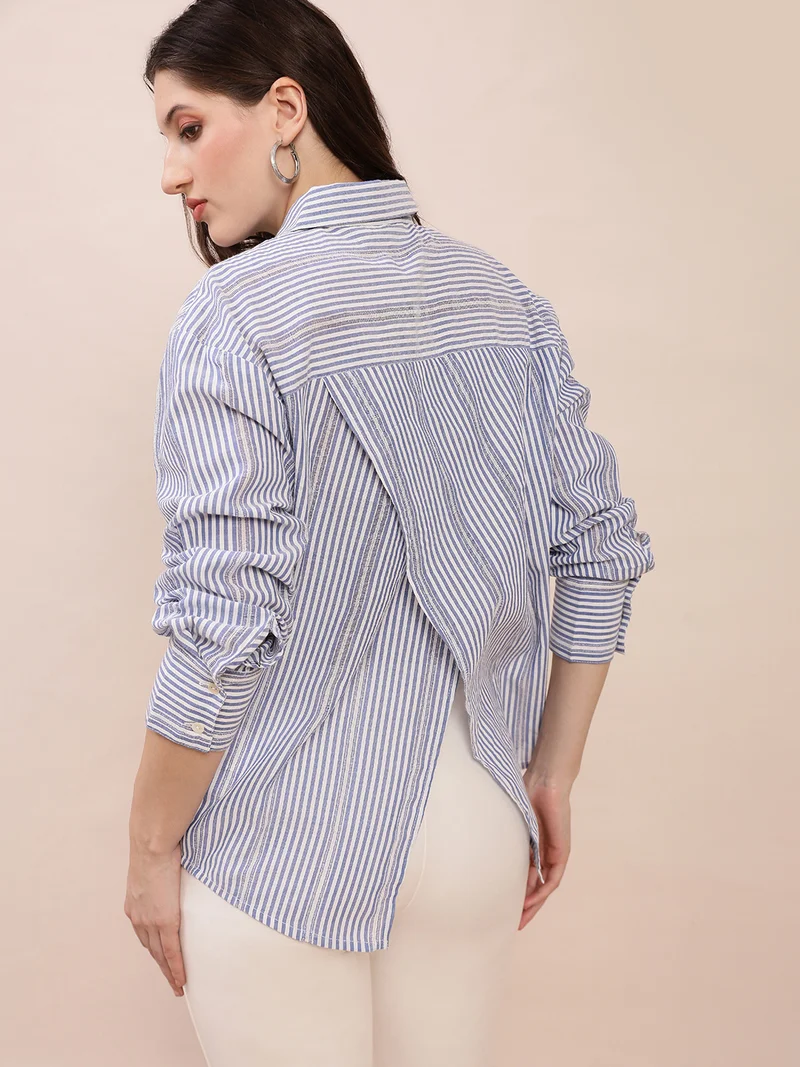 جلو باص قميص نسائي أزرق بياقة وأكمام بأزرار، مقلم، بفتحة خلفية غير متماثلة، بقصة واسعة