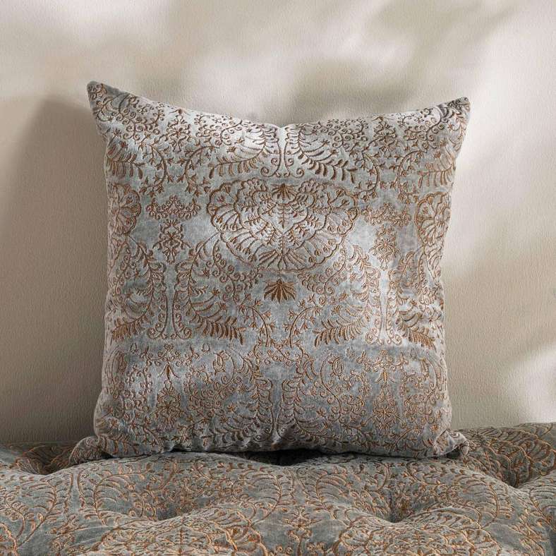 Pan Home وسادة مخملية مطرزة 45x45 سم - رمادي - Image 1