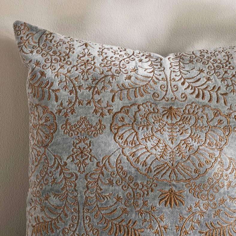 Pan Home وسادة مخملية مطرزة 45x45 سم - رمادي - Image 2