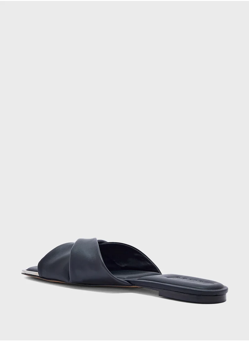 دكني Dola Flat Sandals
