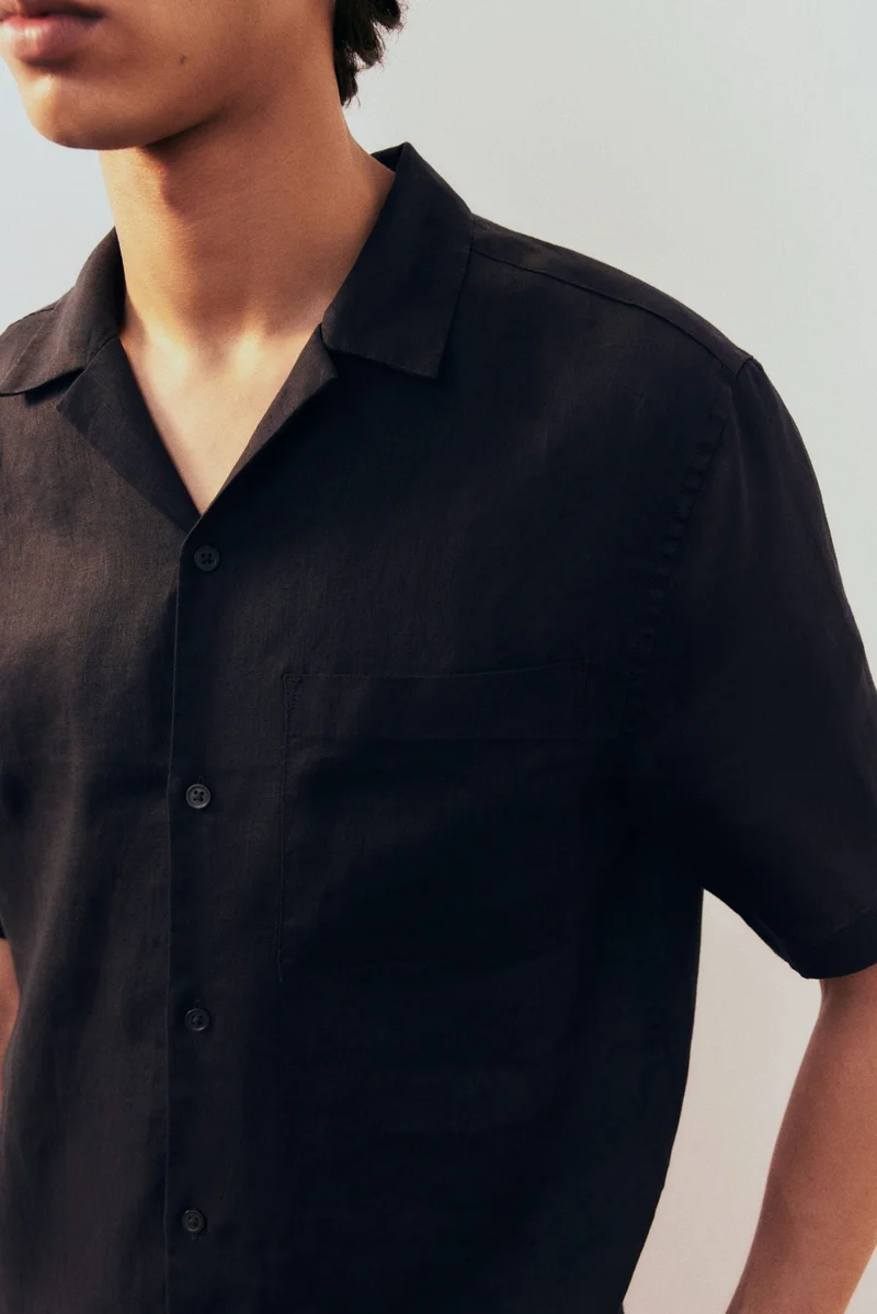 اتش اند ام قميص ريزورت من الكتان بقصّة عادية