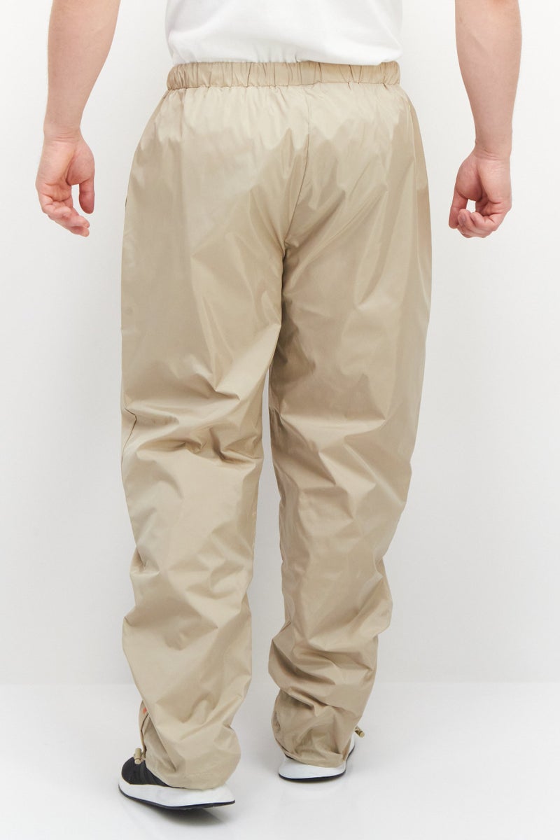 FILA سروال رياضي للرجال بتصميم ملائم بشعار العلامة التجارية، بيج - Image 2