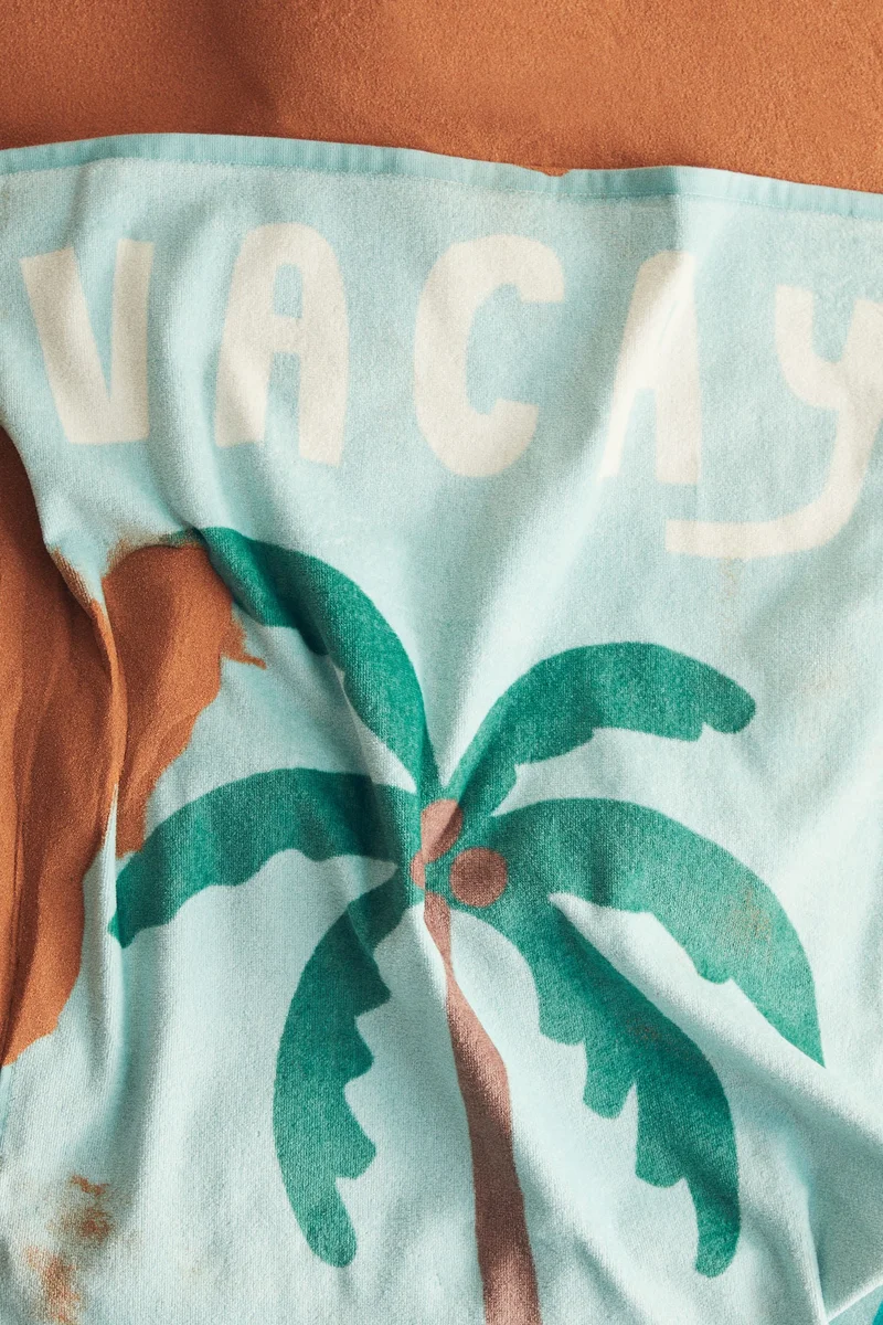 اتش اند ام منشفة للحمام مزينة بنقوش