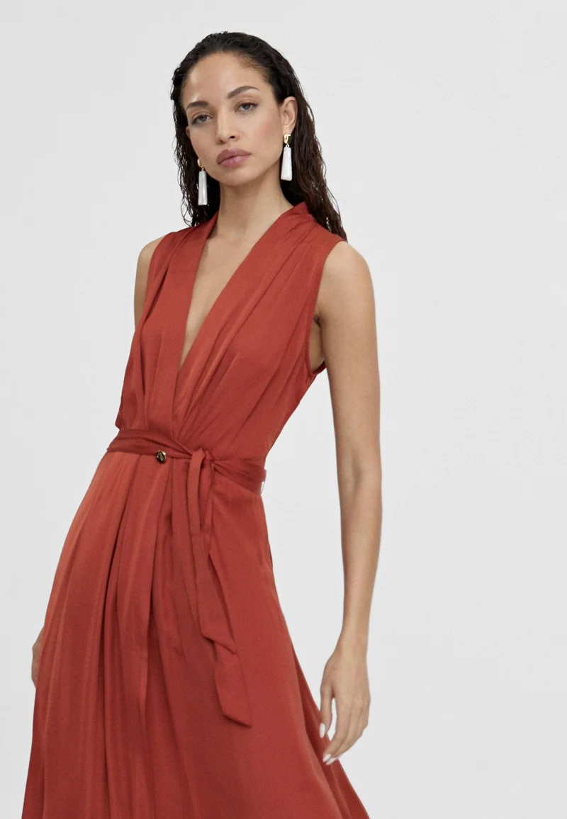 لولا كساديمونت فستان طويل بفتحة رقبة على شكل حرف