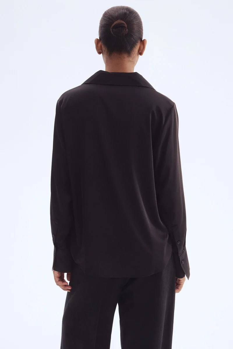 اتش اند ام بلوزة بقبة على شكل حرف الـV