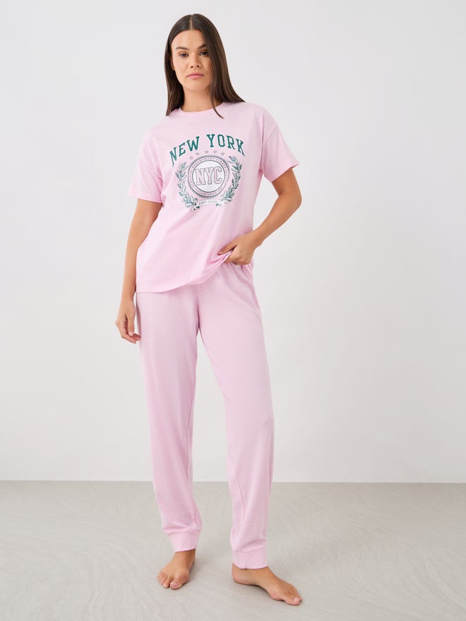 ستايلي طقم بيجامة Styli NYC بطبعة جرافيك وأكتاف ساقطة وأساور - Image 2