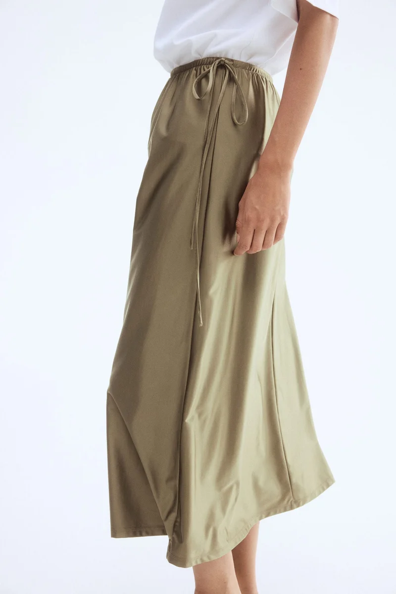 اتش اند ام تنورة بتفاصيل رباط