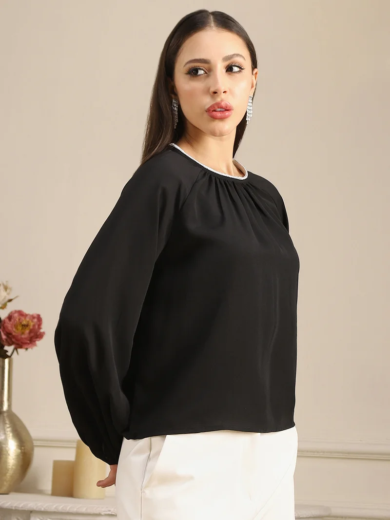 جلو باص بلوزة حفلات نسائية سوداء بياقة مجوهرات وأكمام راجلان وتفاصيل ثنيات من الشيفون