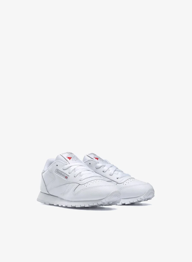 ريبوك Never let them go out of style. These boys' shoes feature a soft Leather upper that keeps feet comfortable. The die-cut eva midsole provides lightweight cushioning on the playground, at school or at home.
