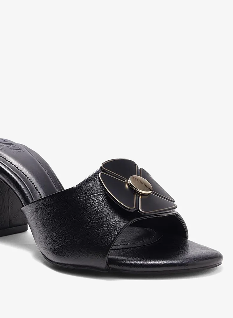 حكايات الأزواج صندل بكعب عريض وتزيينات ورود